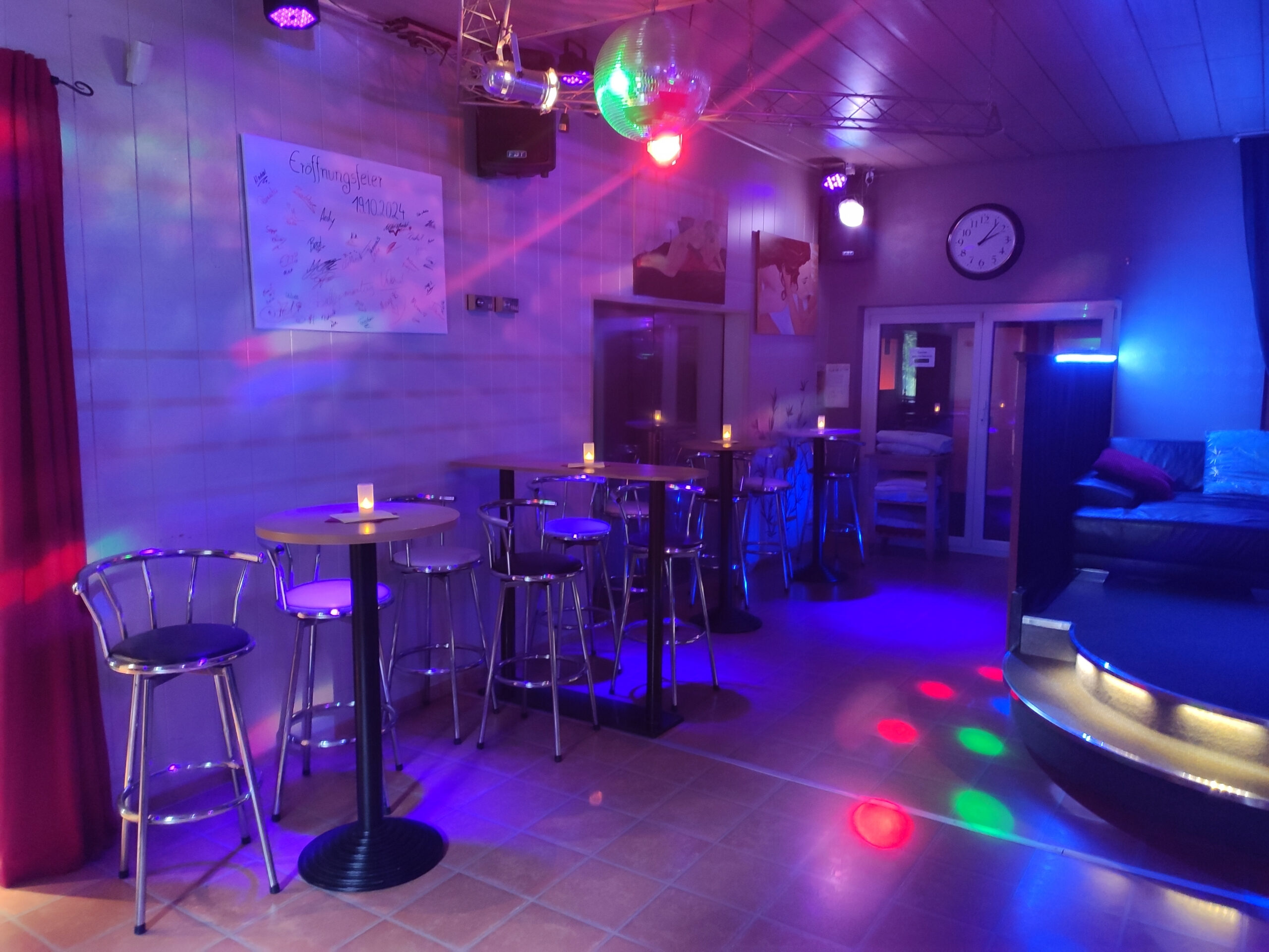 Stehtische im Bar-Bereich